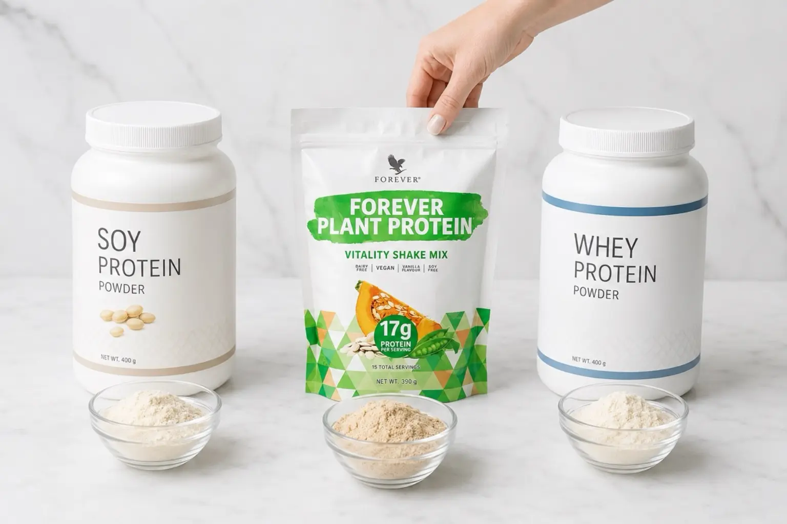 Forever Plant Protein in einer Lifestyle-Szene mit Pflanzen