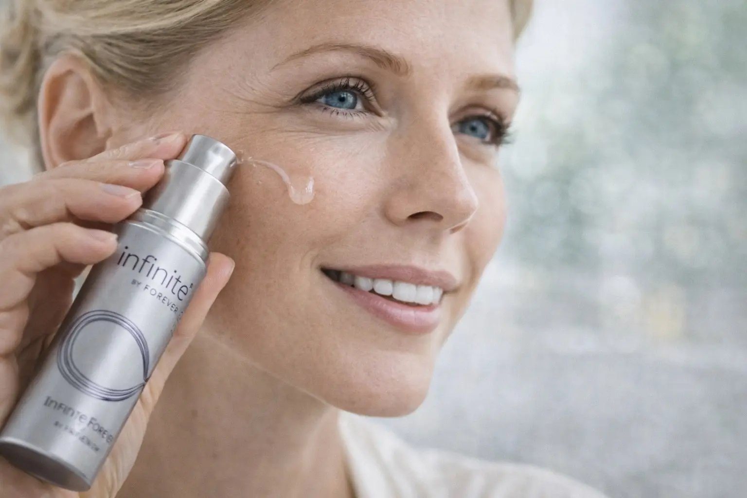 Infinite Firming Serum in einer Produkt- und Alltagsszene