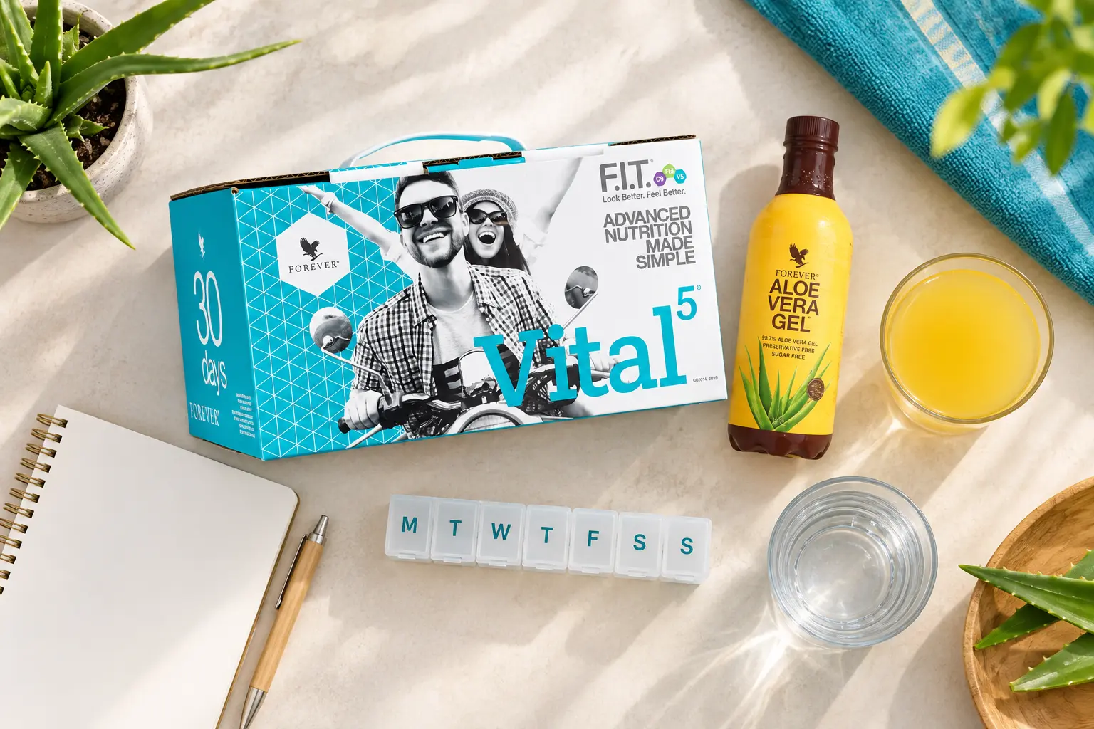 Vital5 mit Forever Aloe Vera Gel in einer Produktaufnahme und einer Alltagsszene