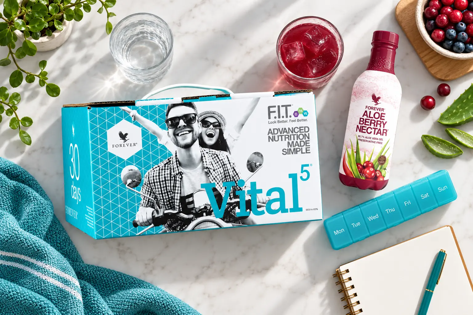 Vital5 mit Aloe Berry Nectar in einer Produktaufnahme und einer Alltagsszene
