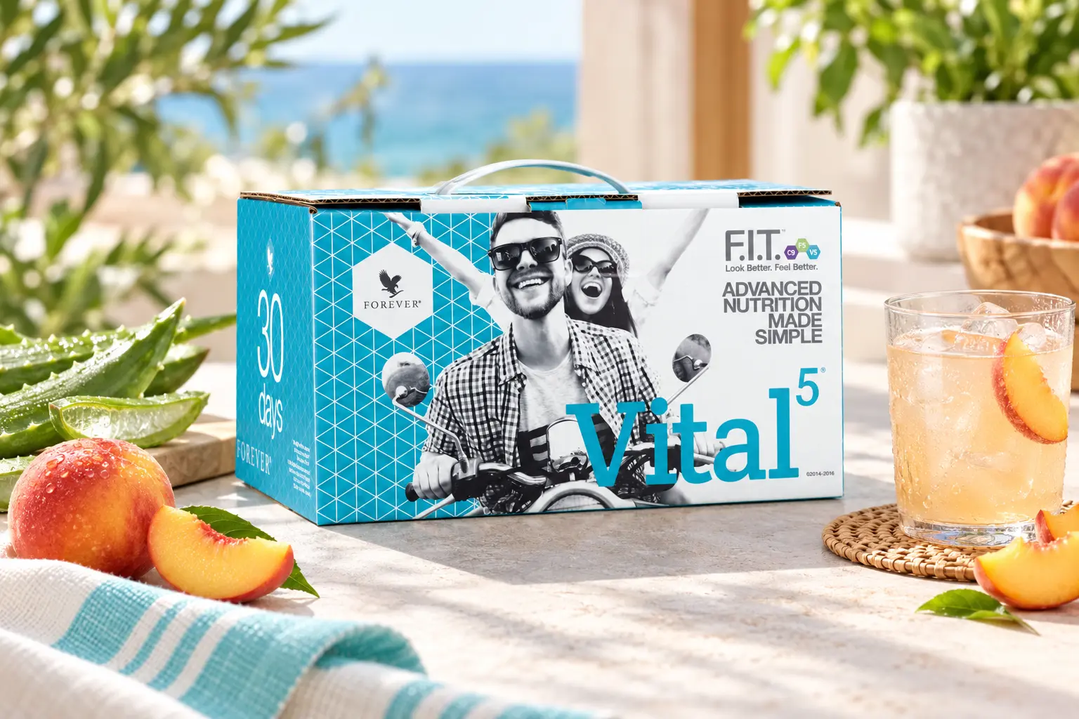 Vital5 mit Forever Aloe Peaches in einer Produktaufnahme und einer Alltagsszene